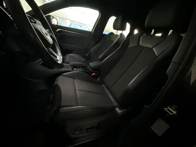 Audi Q3 view 10