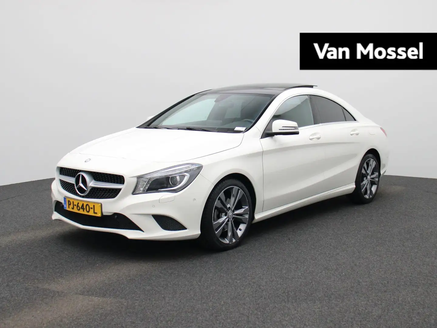 Mercedes-Benz CLA 180 OrangeArt Edition | AIRCONDITIONING | PANORAMADAK Wit - 1