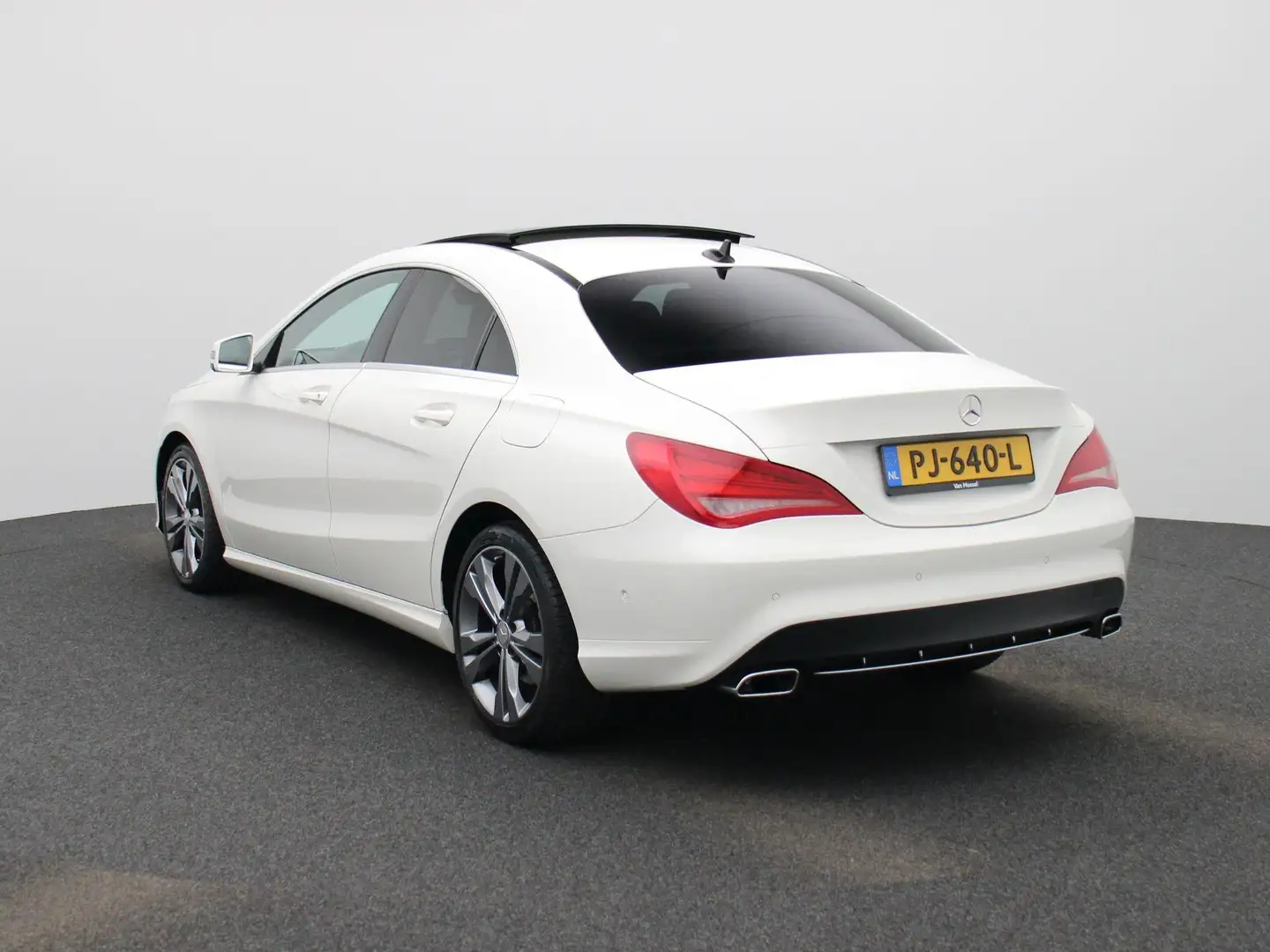 Mercedes-Benz CLA 180 OrangeArt Edition | AIRCONDITIONING | PANORAMADAK Weiß - 2