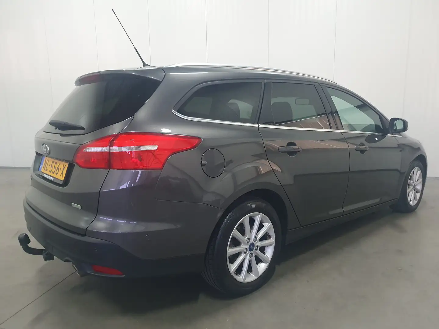 Ford Focus Wagon 1.5 Titanium NAVI/PDC/CRUISE/TRHAAK/ST.VERW Gris - 2