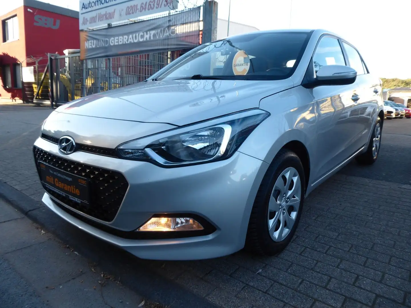 Hyundai i20 Trend Automatik, 1. Hand, TÜV Neu, Garantie Silber - 1