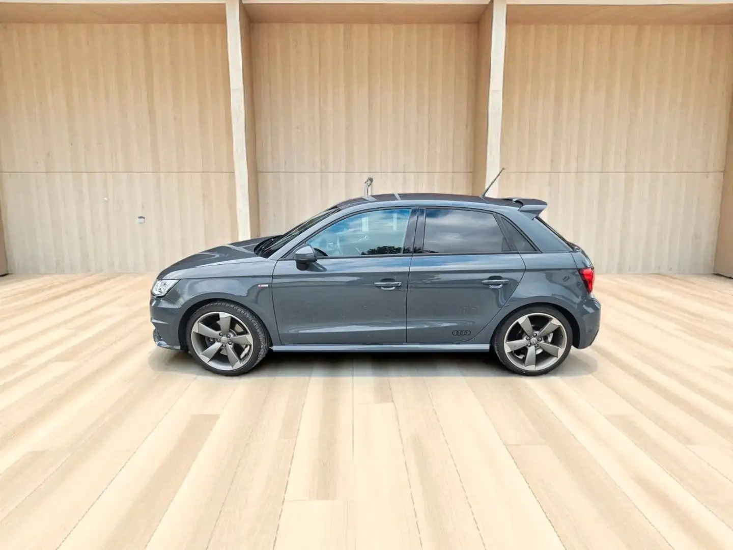 Audi A1 Sportback S-Line, 8fach,18 Zoll Gris - 1