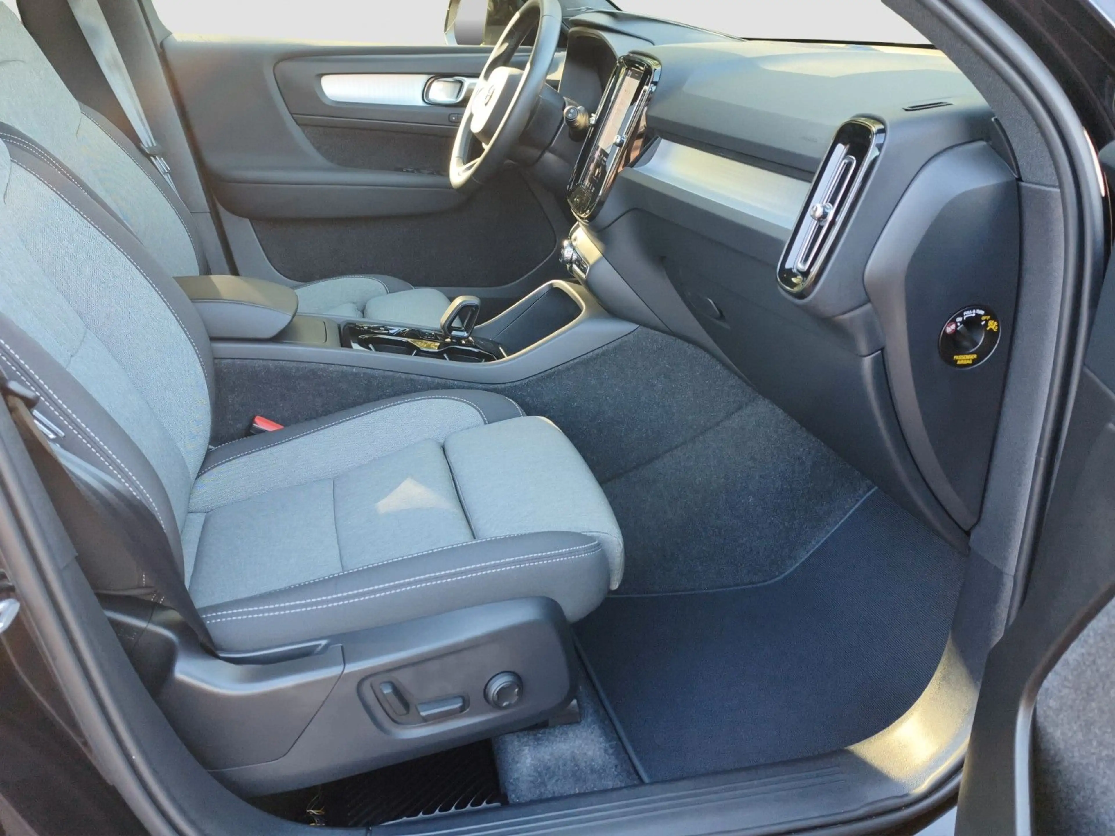 Volvo XC40 B3 Plus Black Edition 2WD — photo 16
