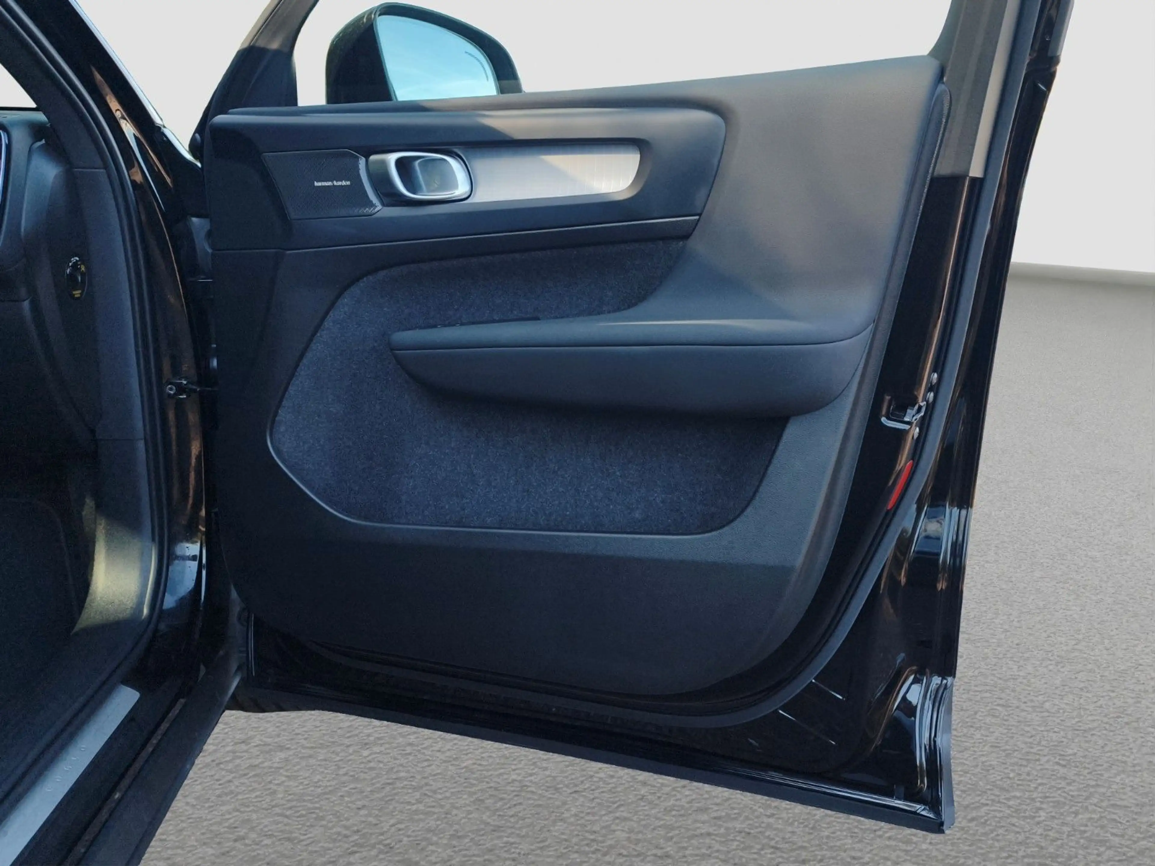 Volvo XC40 B3 Plus Black Edition 2WD — photo 15