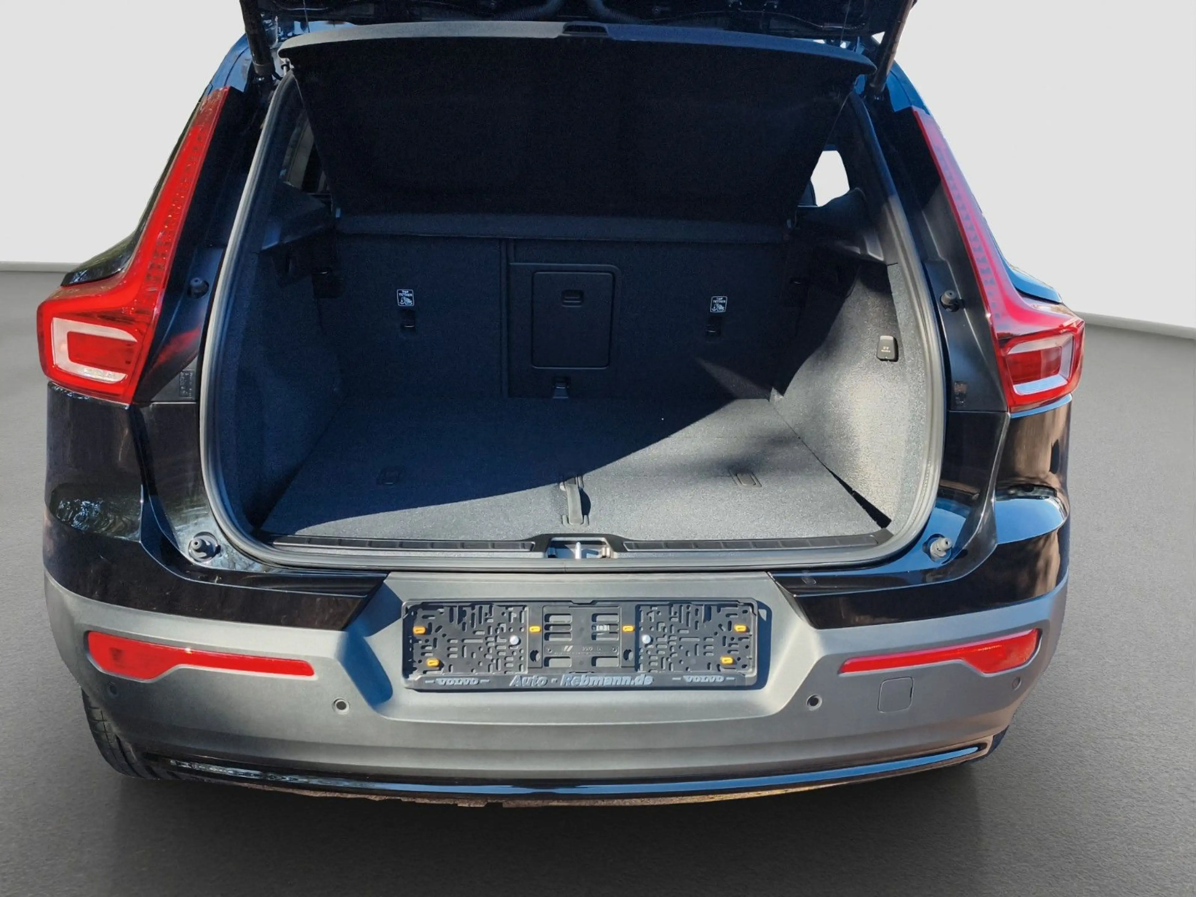 Volvo XC40 B3 Plus Black Edition 2WD — photo 18
