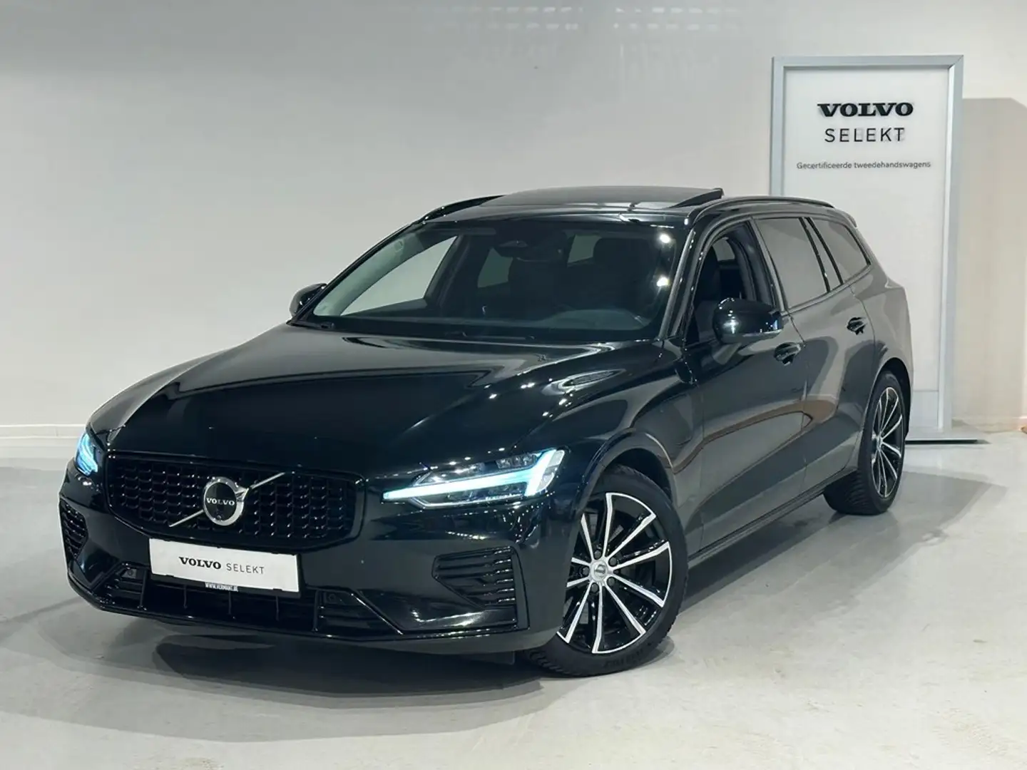 Volvo V60 T6 Recharge dark Plus + PANO DAK/TREKHAAK Noir - 1
