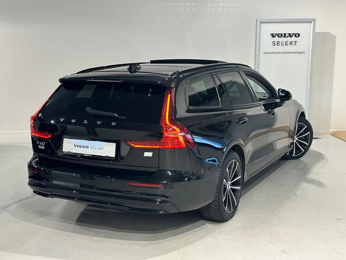 Volvo V60 T6 Recharge dark Plus + PANO DAK/TREKHAAK Noir - 2