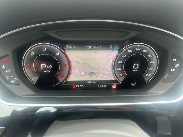 Audi A8 view 10