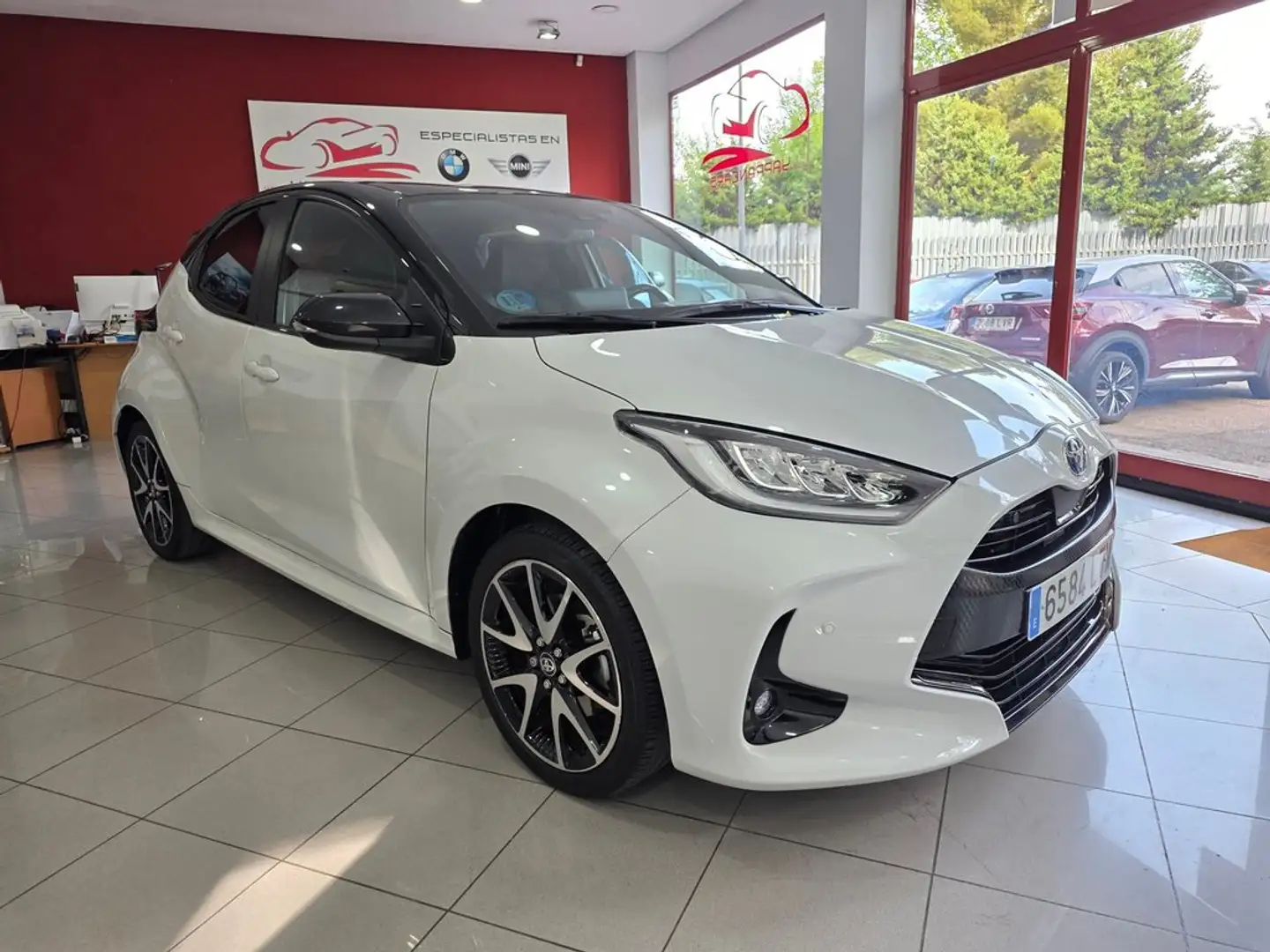 Toyota Yaris 120H 1.5 Style Plus Blanco - 1