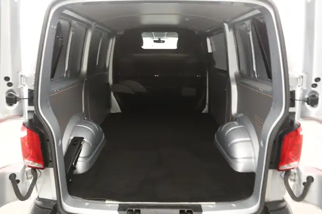 Volkswagen Transporter view 3