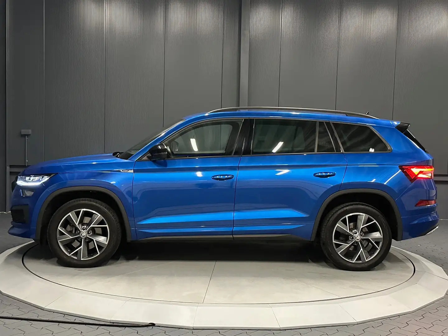 Skoda Kodiaq Sportline 4x4*AHK*Traveller*KAMERA*el.Klappe*ACC* Синій - 2