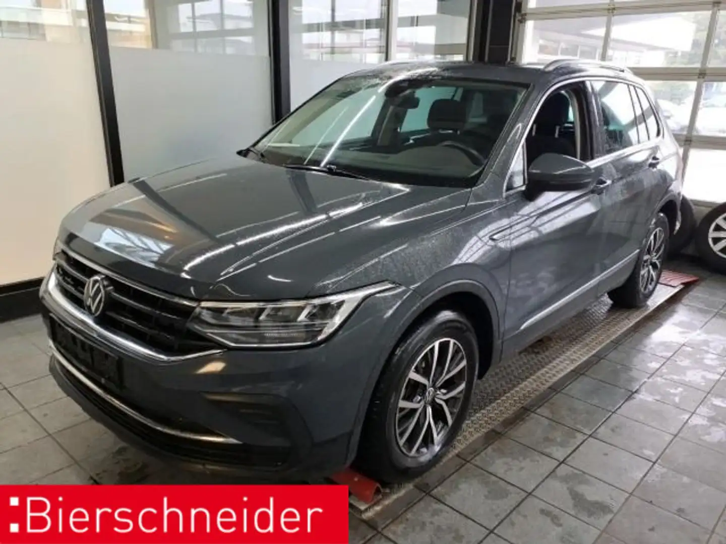 Volkswagen Tiguan 1.5 TSI DSG Life AHK PANO ergoActive Grau - 2