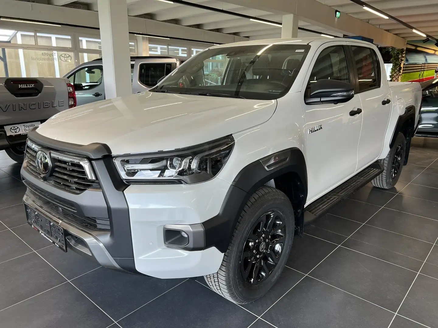 Toyota Hilux 2,8 D-4D MHEV DK Invincible 4x4 Weiß - 1