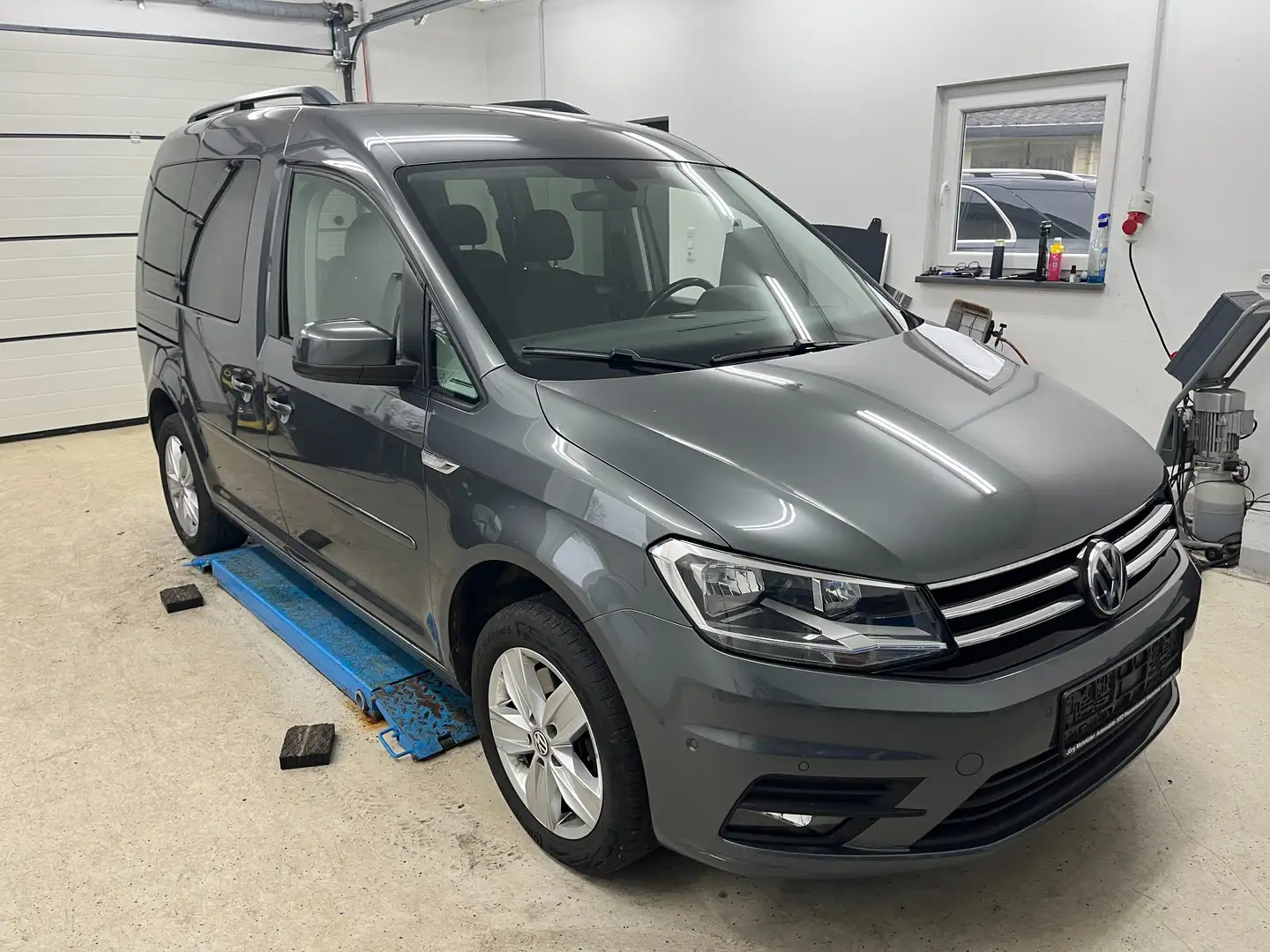Volkswagen Caddy Comfortline BMT Grau - 2