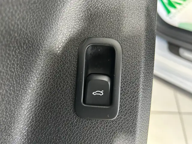 Audi Q2 view 18