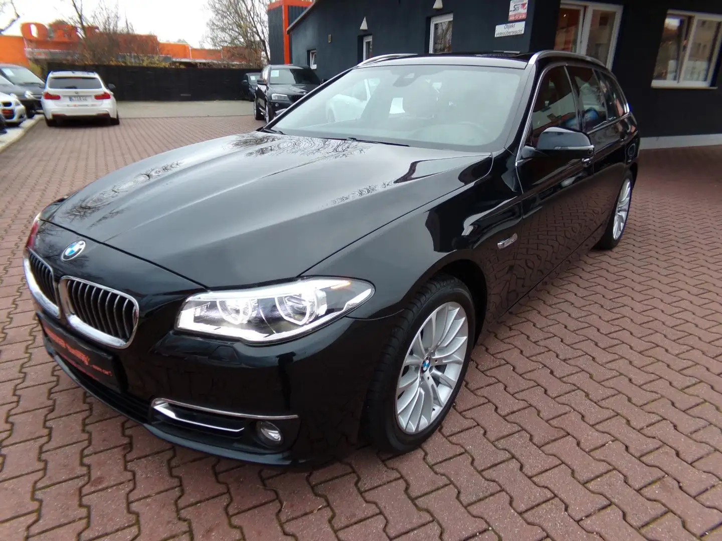 BMW 520 d Touring xDrive , LED, Leder, Panoramadach Zwart - 2