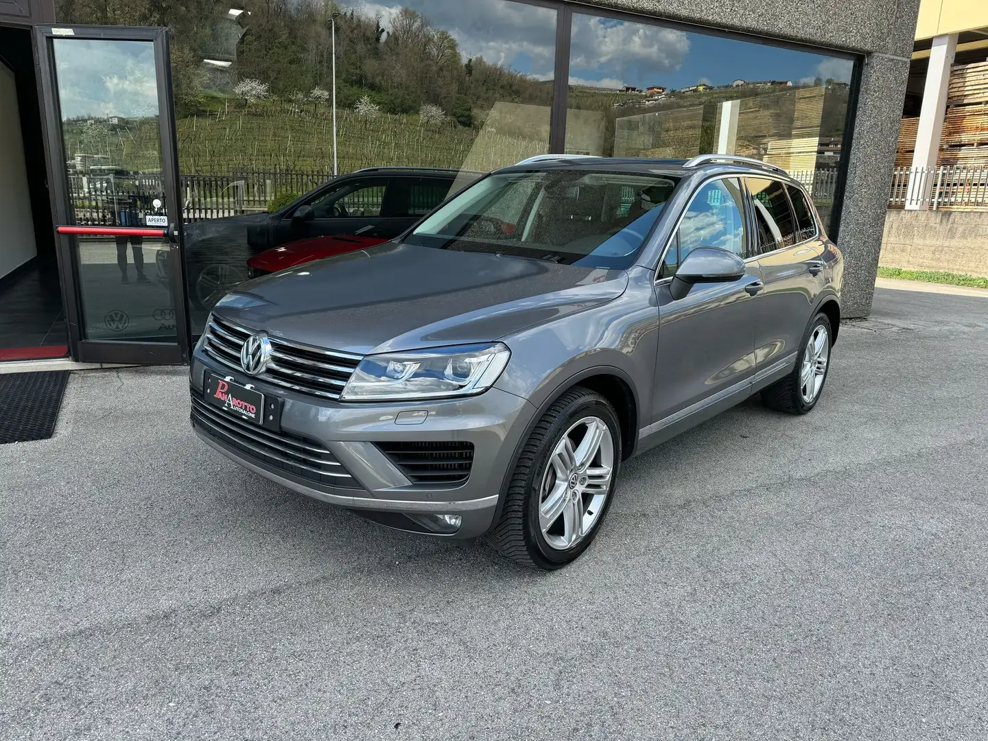 Volkswagen Touareg 3.0 V6 tdi Executive 204cv tiptronic Gris - 1