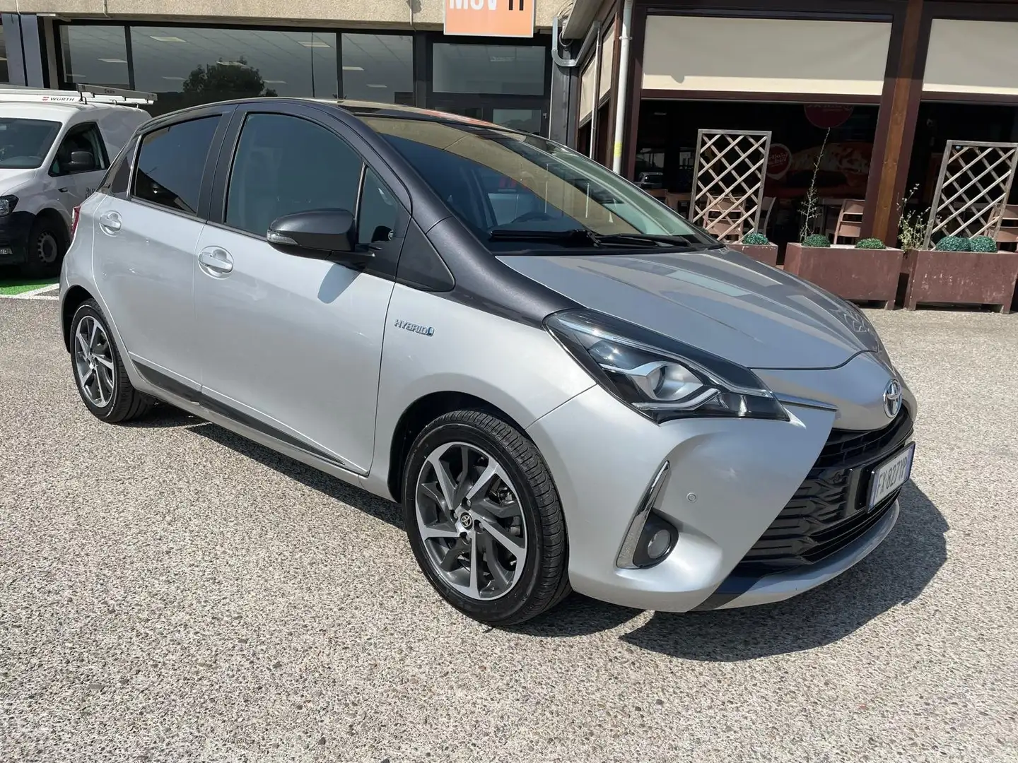 Toyota Yaris 5p 1.5h Active Plus Grau - 1