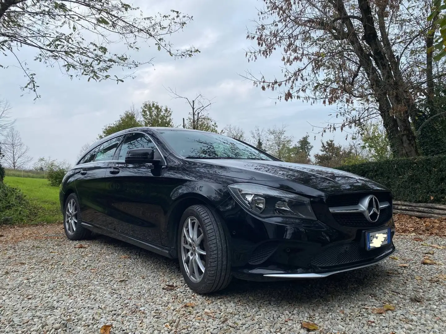 Mercedes-Benz CLA 180 CLA Shooting Brake - X117 Shooting Brake Executive Černá - 1