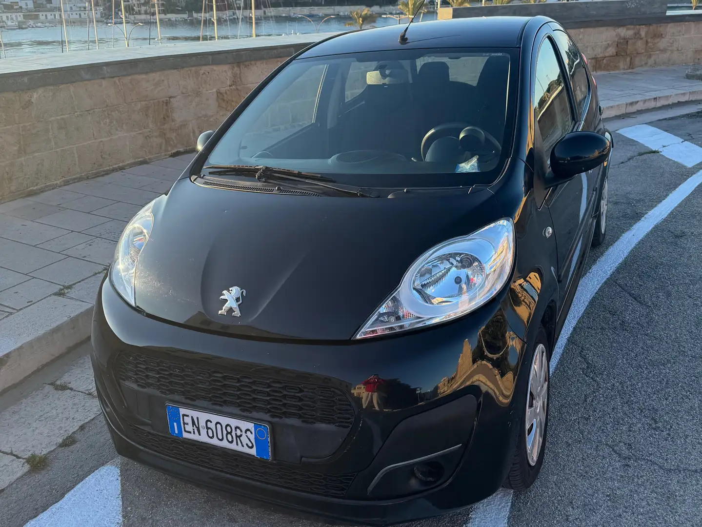 Peugeot 107 107 2012 5p 1.0 12v Active Černá - 1