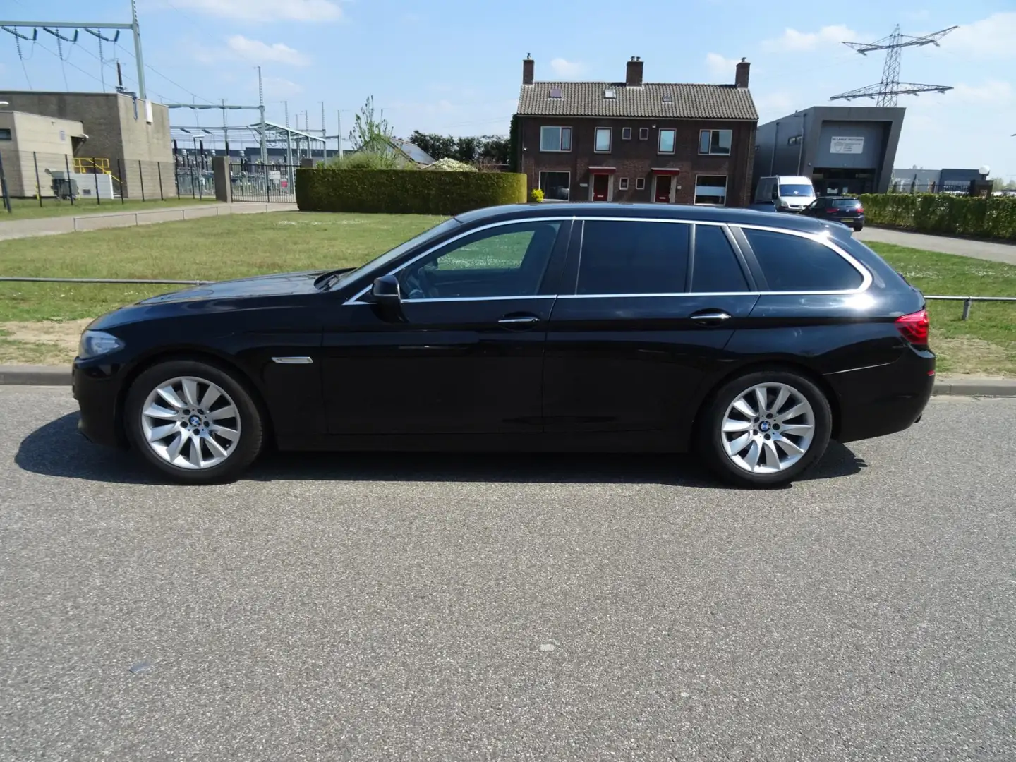 BMW 525 5-serie Touring 525d Executive Zwart - 2