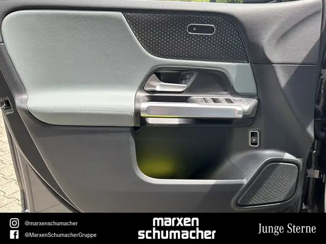 Mercedes-Benz GLB view 10