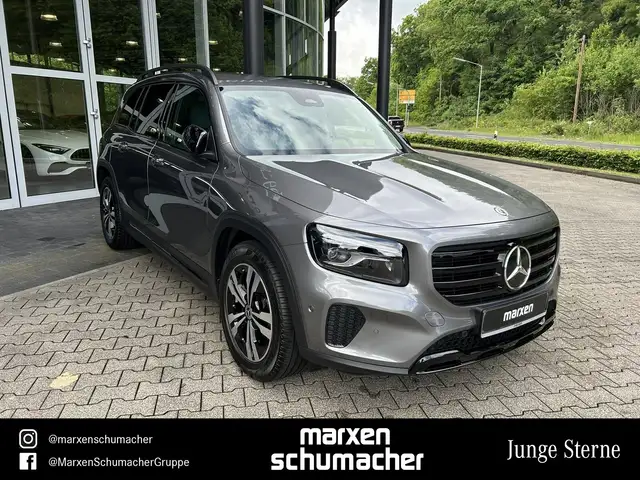 Mercedes-Benz GLB view 3