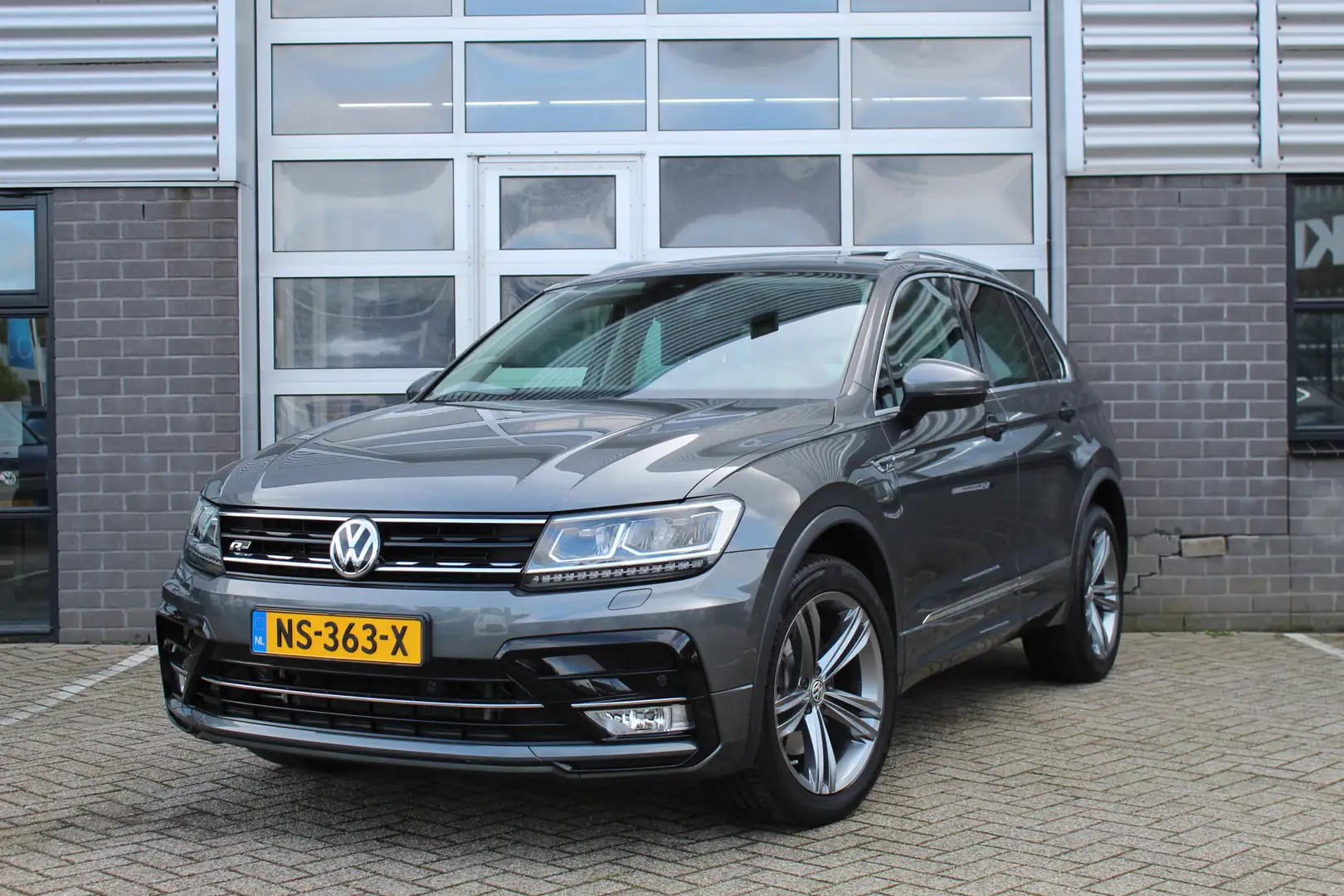 Volkswagen Tiguan 2.0 TSI 4Motion Highline / R-Line / Panoramadak / Grijs - 1