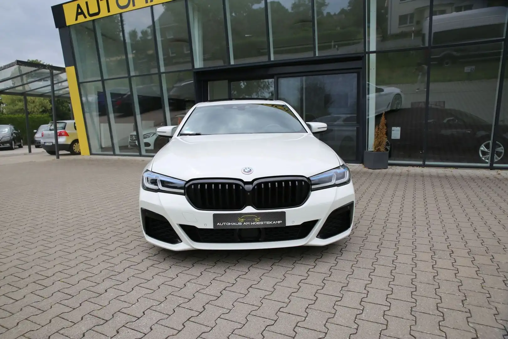 BMW M550 XDRIVE*MASAGE*H&K*ADAPTIV FAHRWERK*SOFT-CLOSE*VOLL Weiß - 2