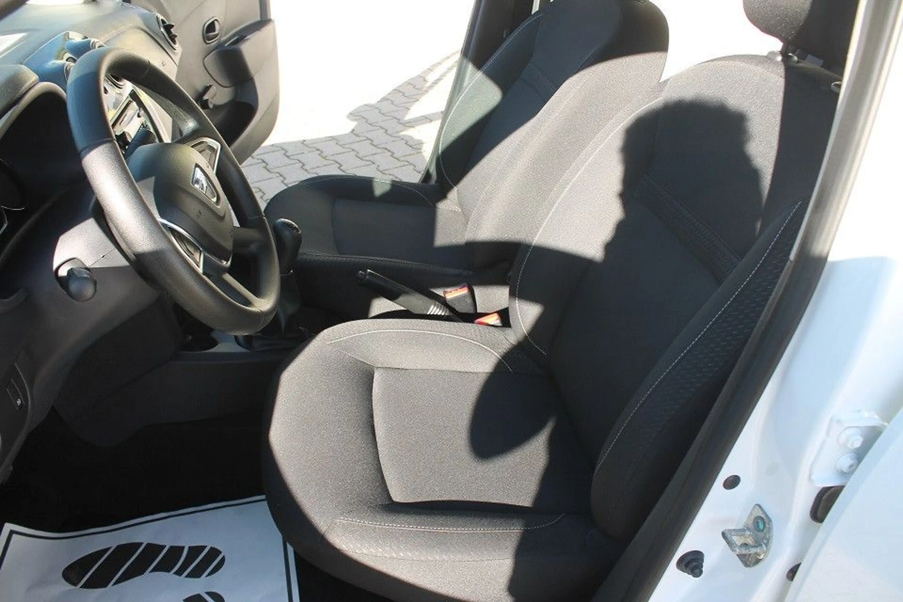 Dacia Logan sehr gepflegt,wenig Km,PDC,AHK,Finanz. — photo 12