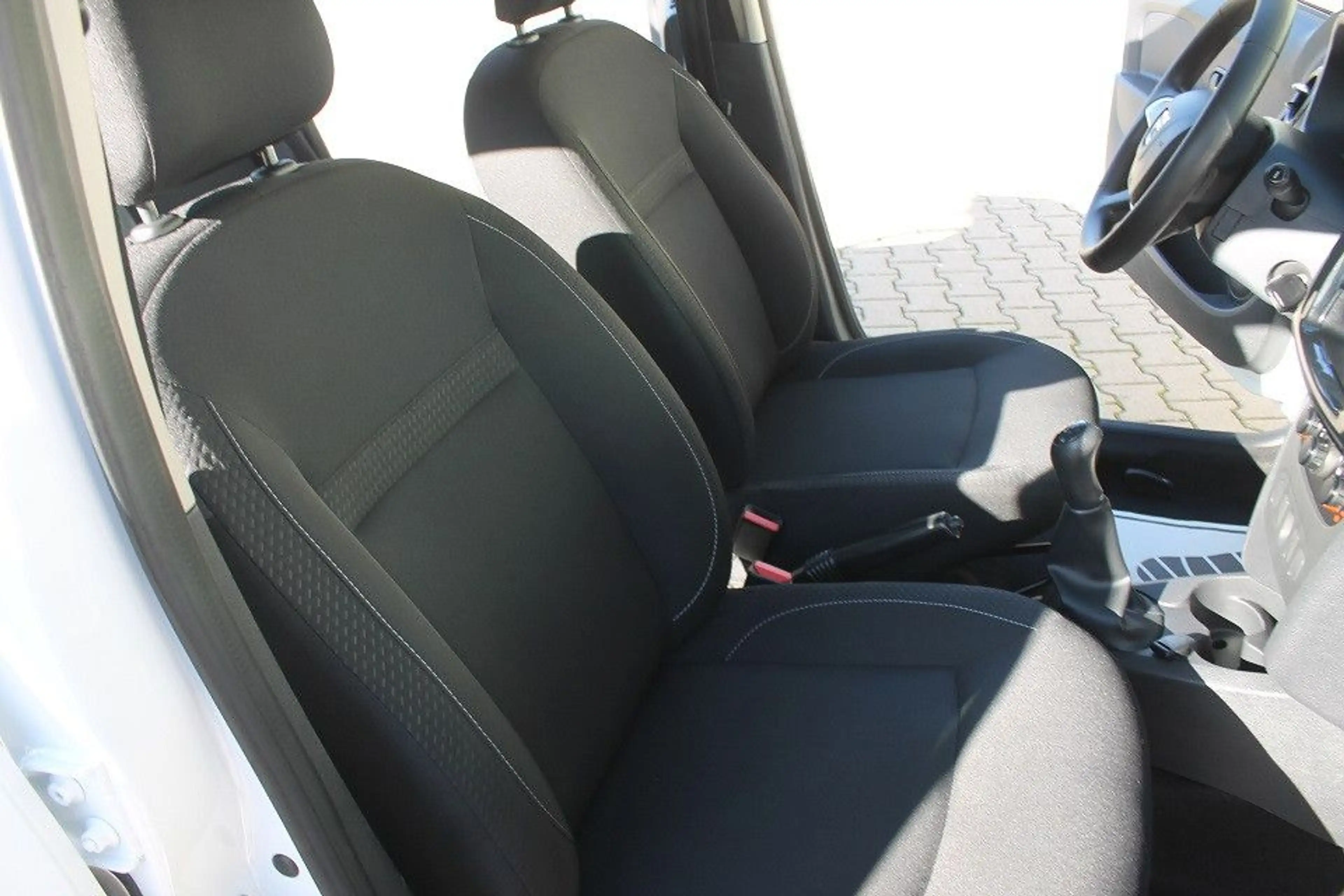 Dacia Logan sehr gepflegt,wenig Km,PDC,AHK,Finanz. — photo 11