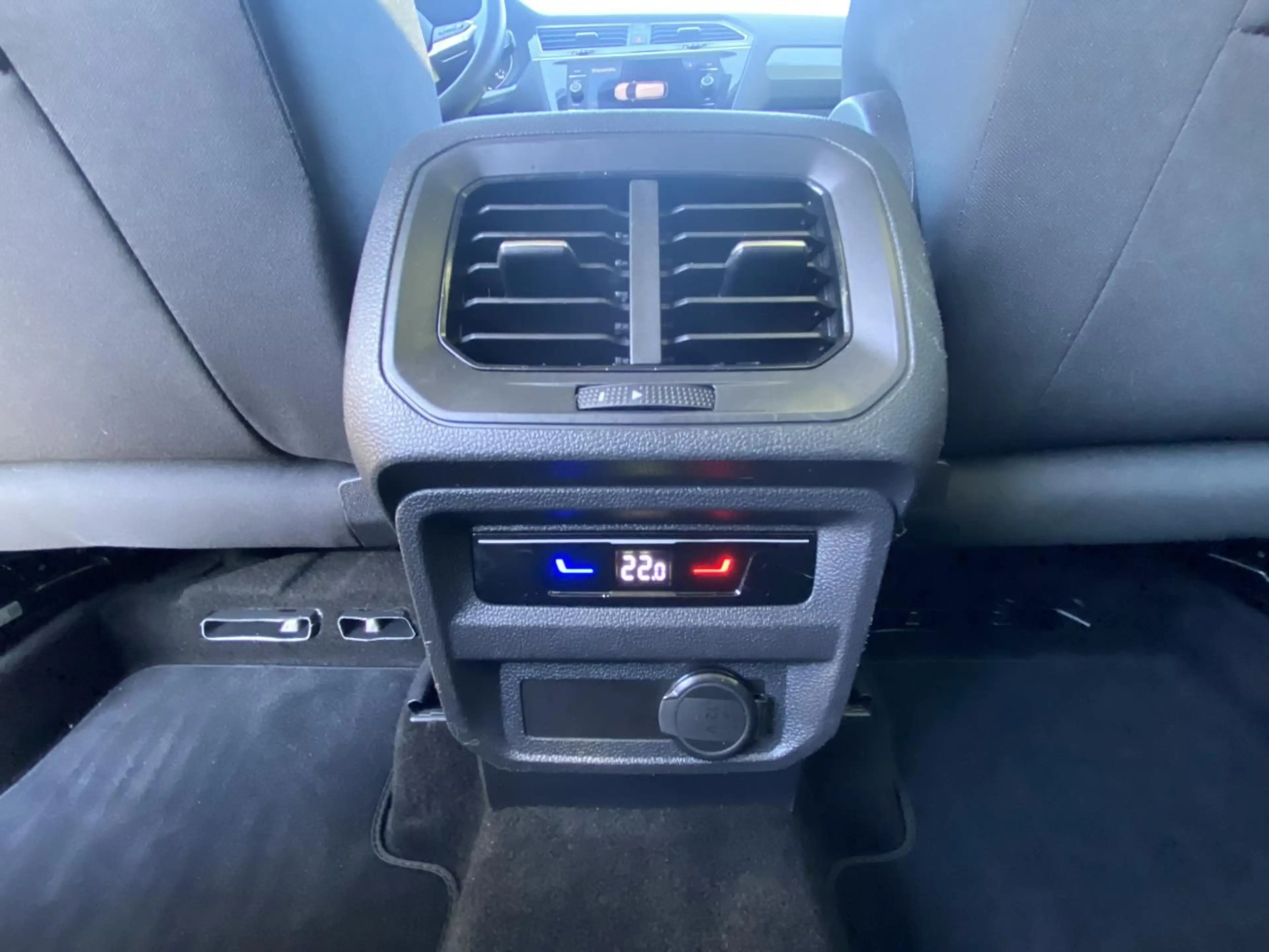 Volkswagen Tiguan 1.5 TSI ACTIVE AHK+APP-CONNECT+NAVI+LED+D — photo 10