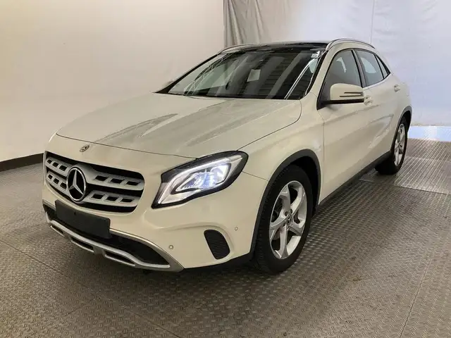 Mercedes-Benz GLA 180 Urban-Navi-Panoramadach-PDC