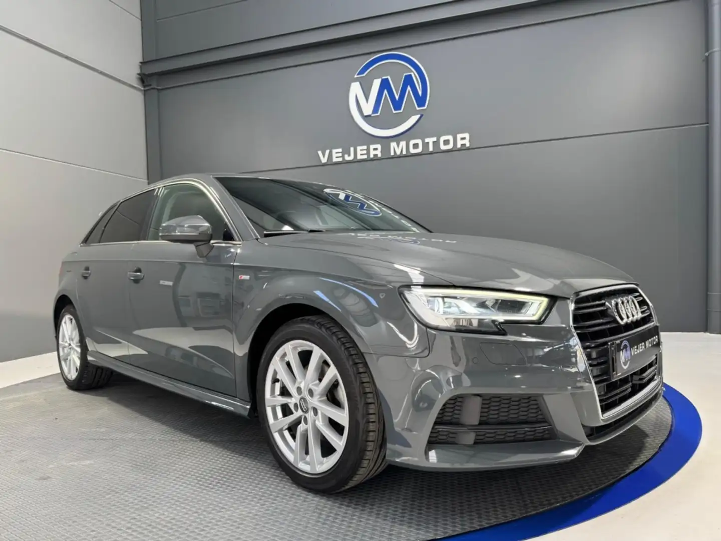 Audi A3 Sportback 35 TFSI S line Plateado - 2