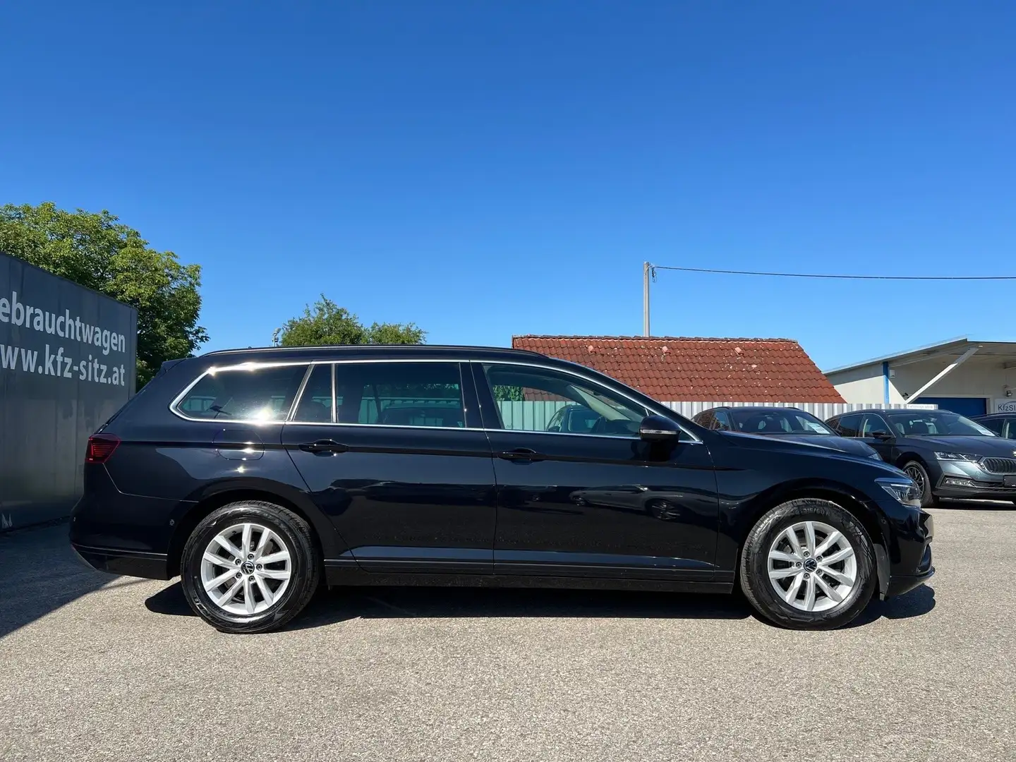 Volkswagen Passat Variant Business 2,0 SCR TDI DSG | NP: €61.200 Schwarz - 2