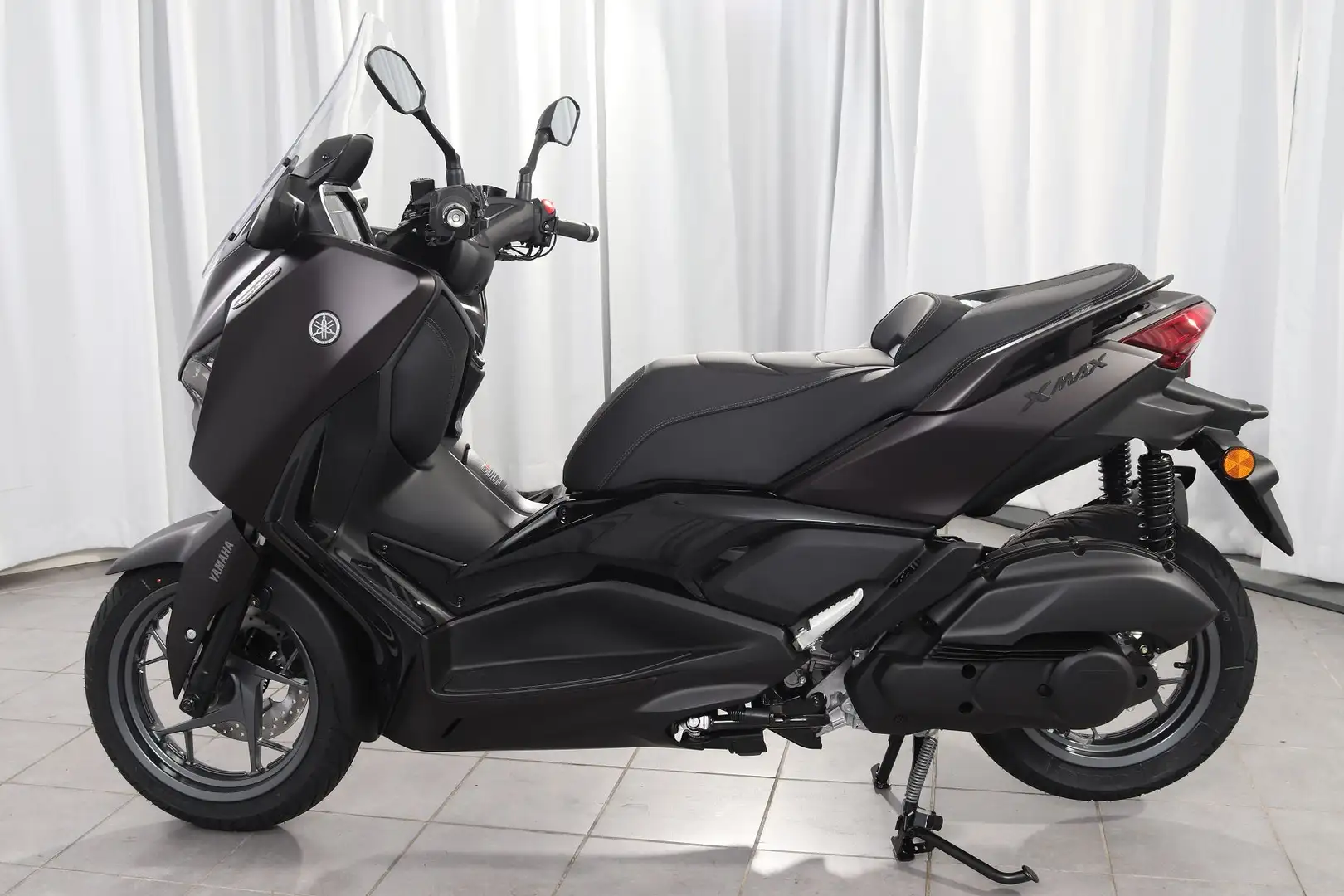 Yamaha X-Max 125 Tech Max+ 2025 Sitz-und Griffheizung Navigation 20 Rojo - 1