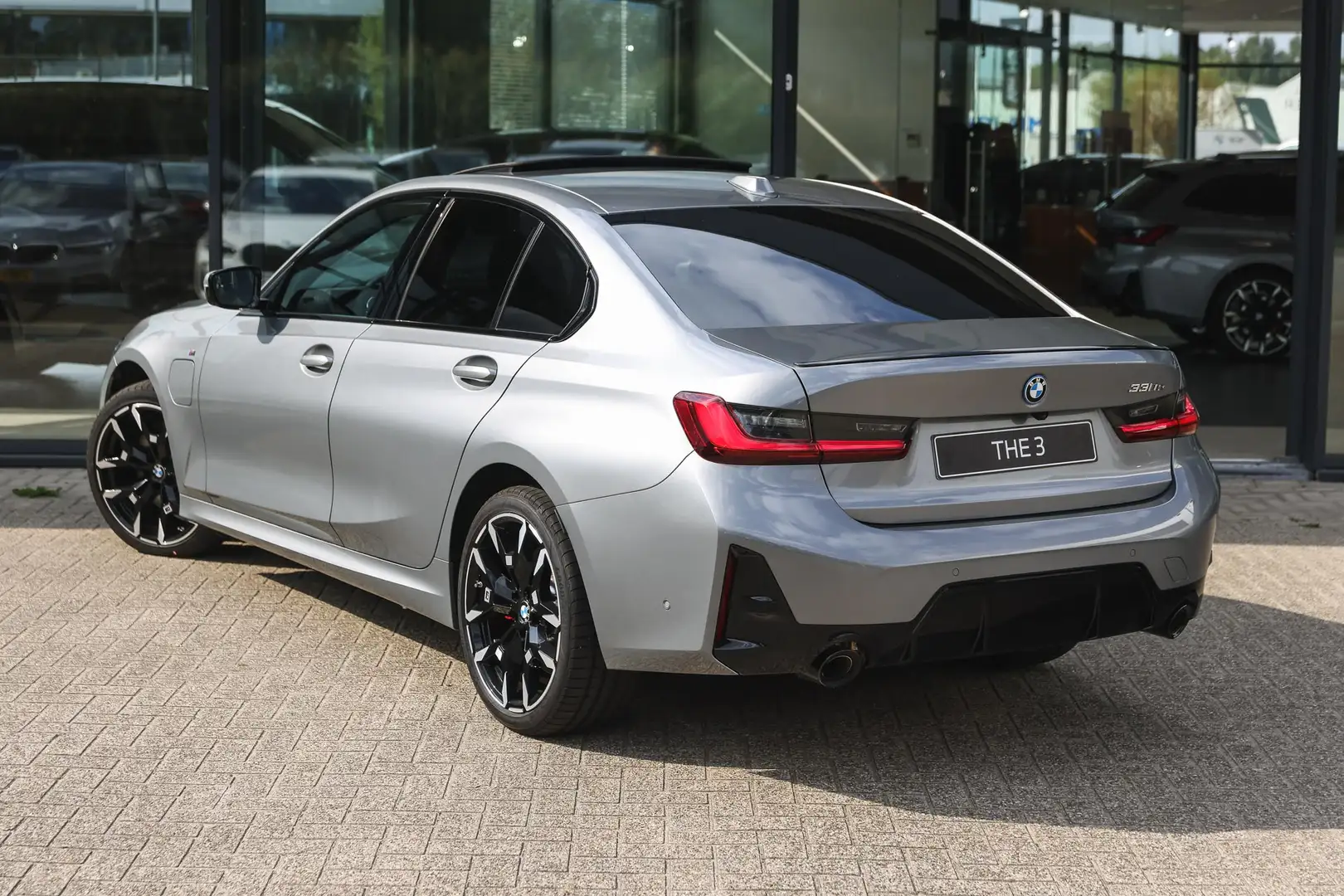 BMW 330 3 Serie 330e M Sport Automaat / Sportstoelen / Ach Grijs - 2