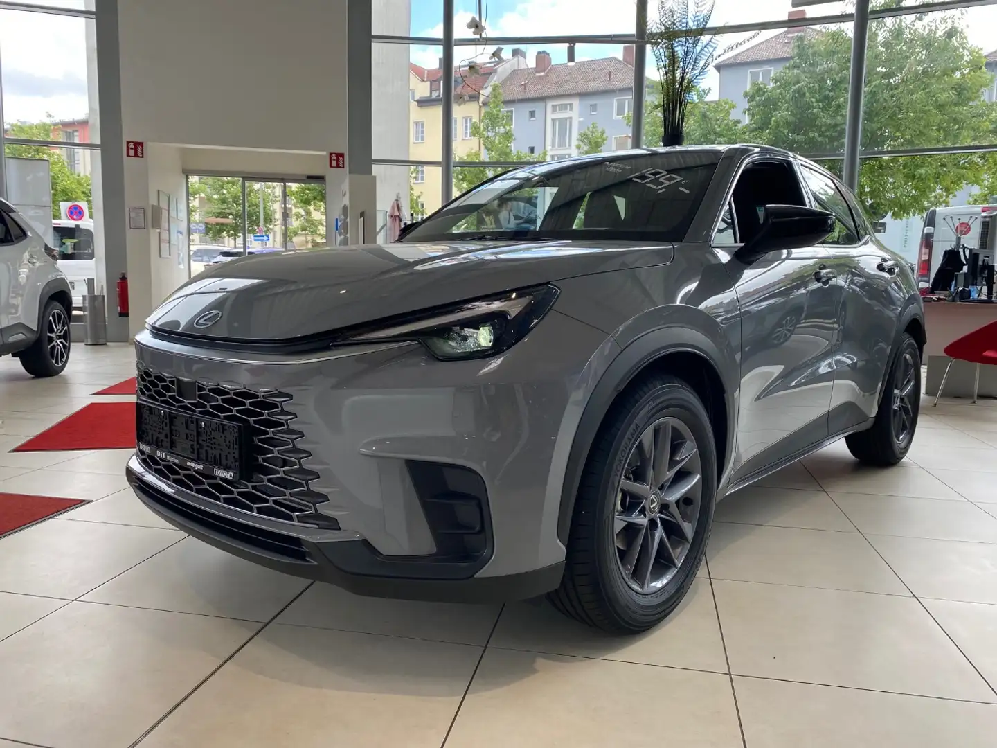 Lexus LBX 1.5 Hybrid Komfort Paket Šedá - 1