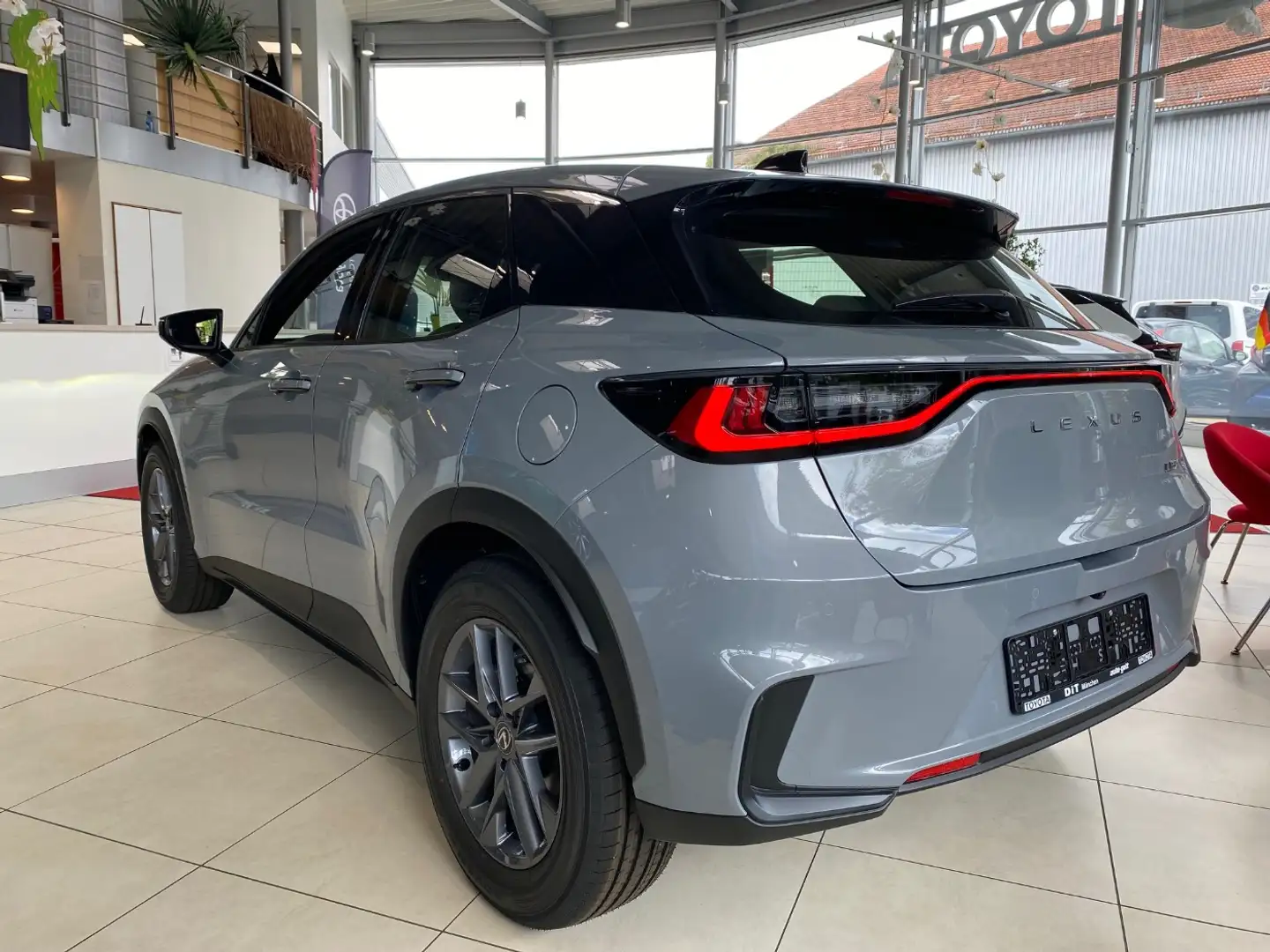 Lexus LBX 1.5 Hybrid Komfort Paket Šedá - 2