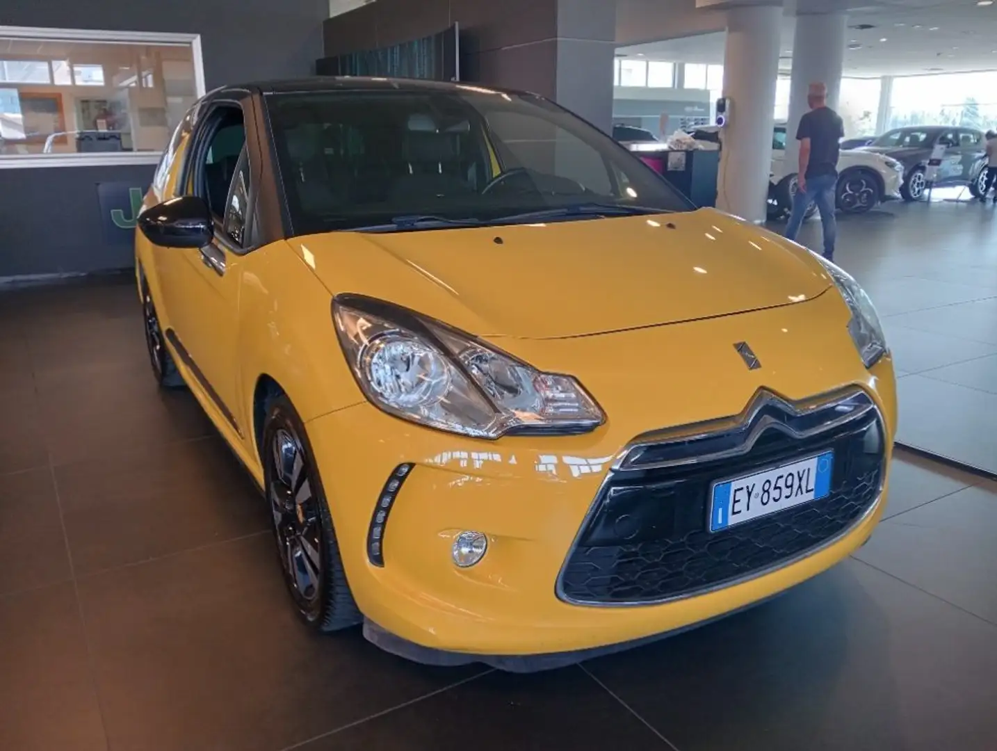 DS Automobiles DS 3 1.4 HDi 70 Chic Giallo - 2