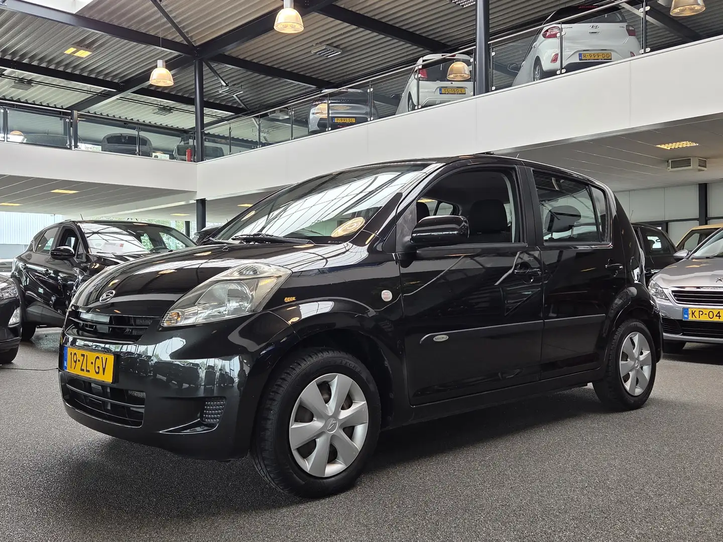 Daihatsu Sirion 2 1.0-12V Premium / Trekhaak / Elek. ramen / CV Schwarz - 1