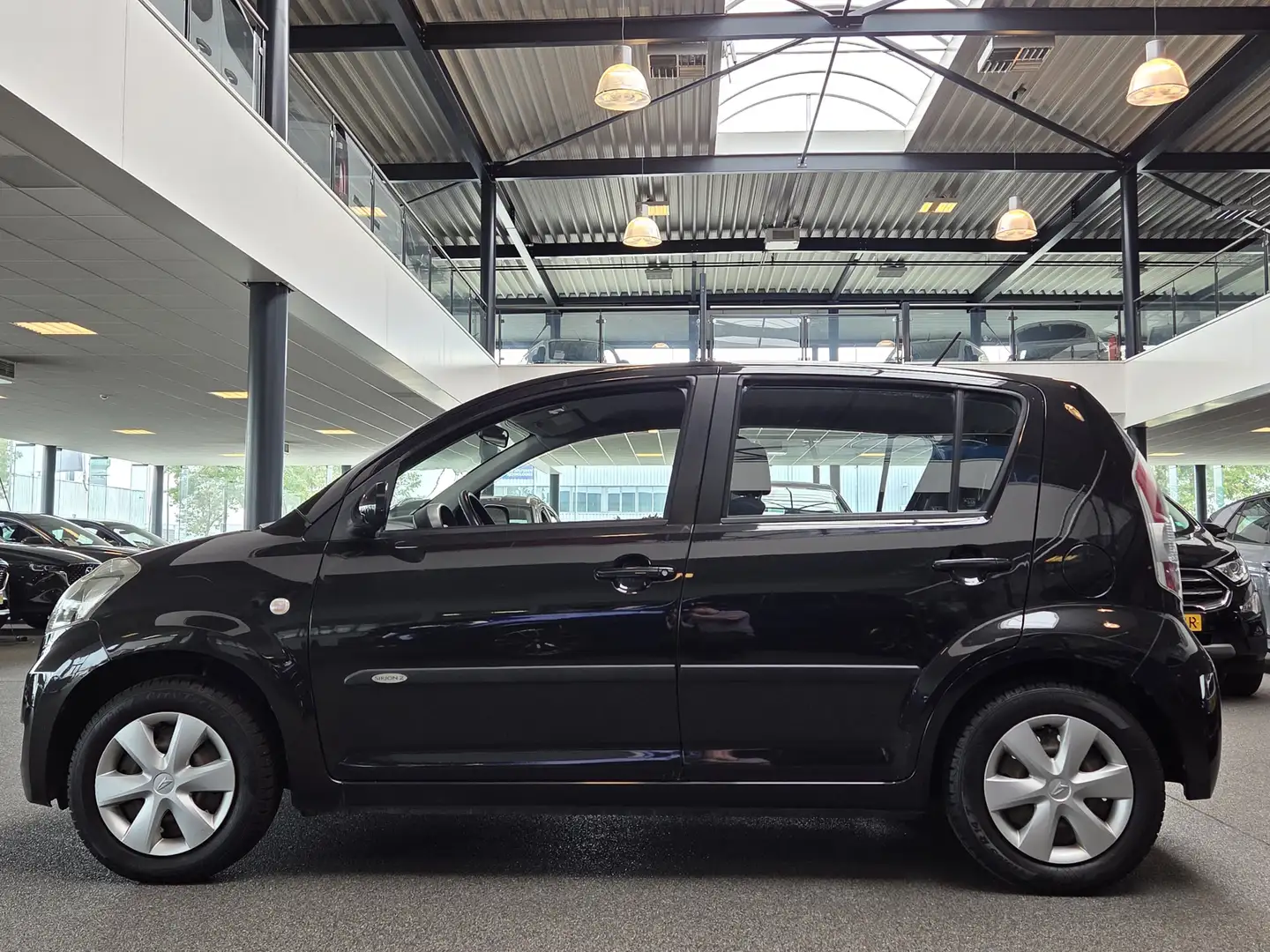 Daihatsu Sirion 2 1.0-12V Premium / Trekhaak / Elek. ramen / CV Schwarz - 2