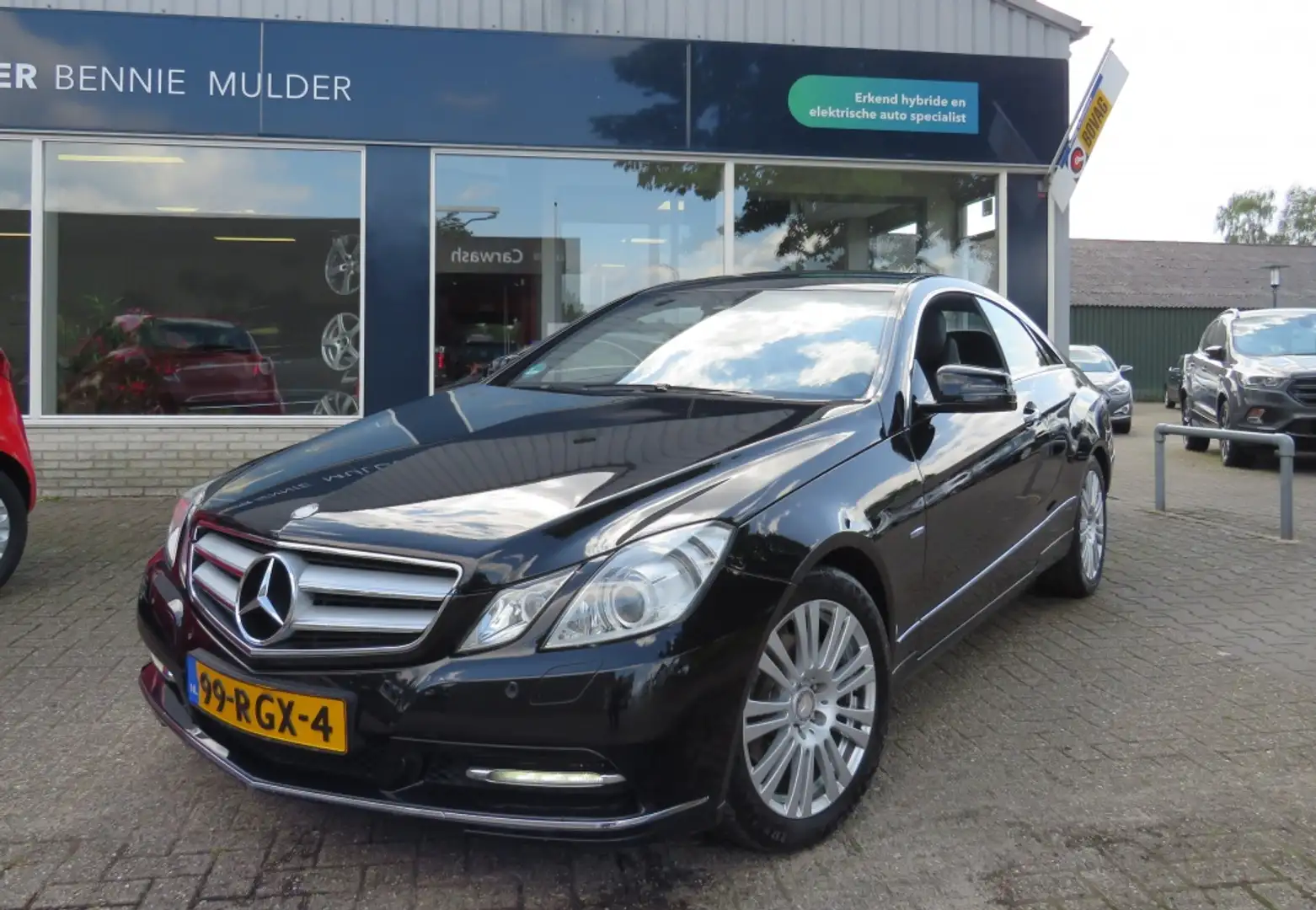 Mercedes-Benz E 200 Coupé CGI Avantgarde AUT. / NAVI / XENON Zwart - 1