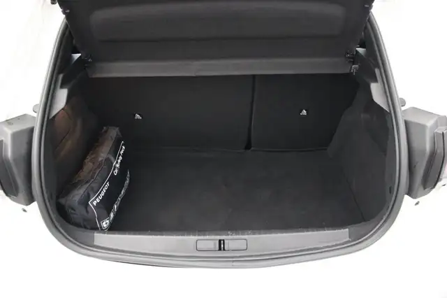 Peugeot 208 view 11