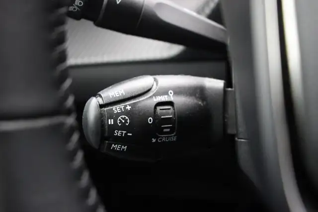 Peugeot 208 view 7