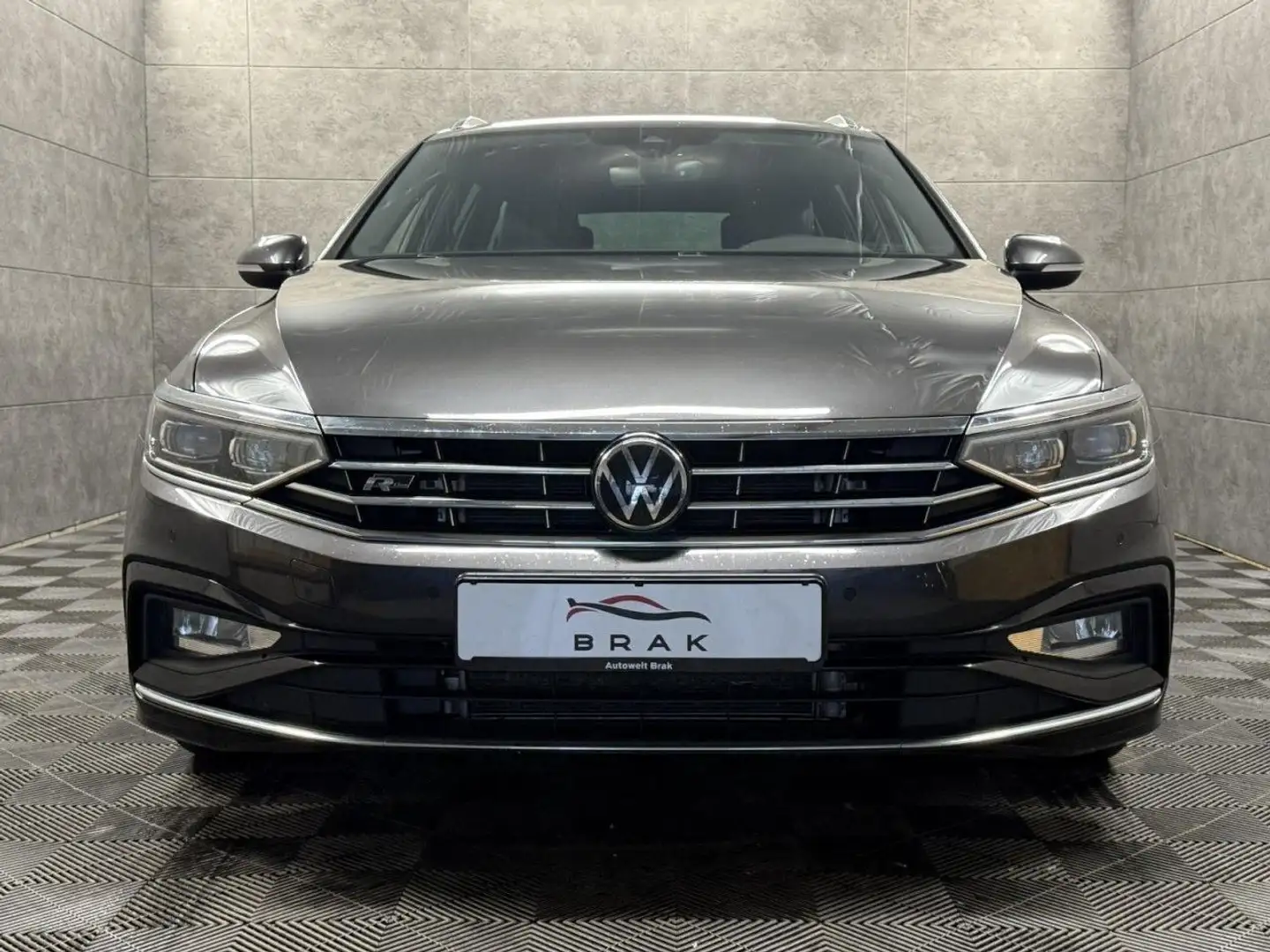 Volkswagen Passat Variant 2.0 TDI Eleg. R-Line LED*NAVI*ACC Gris - 2