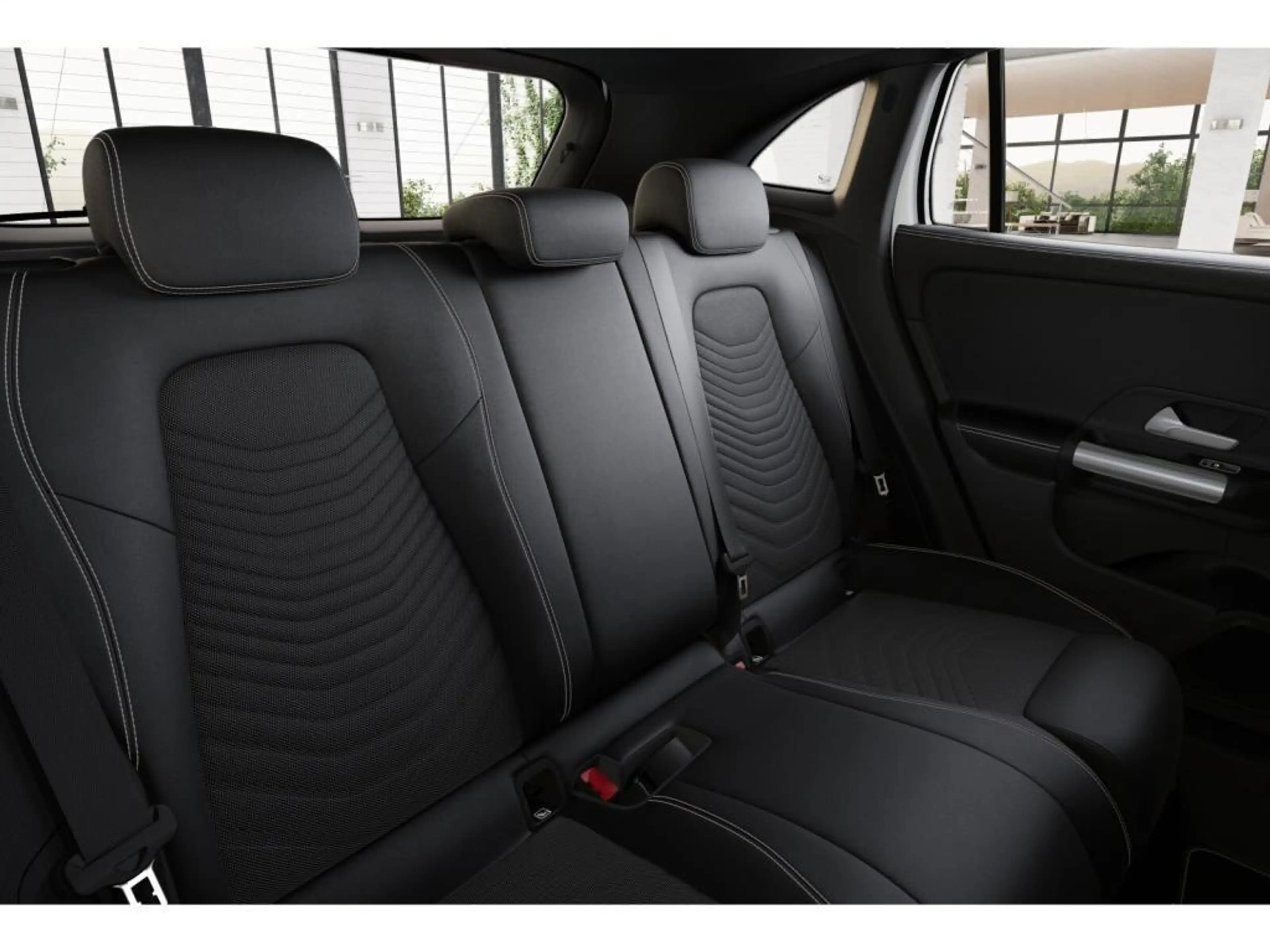 Mercedes-Benz GLA 180 — photo 11