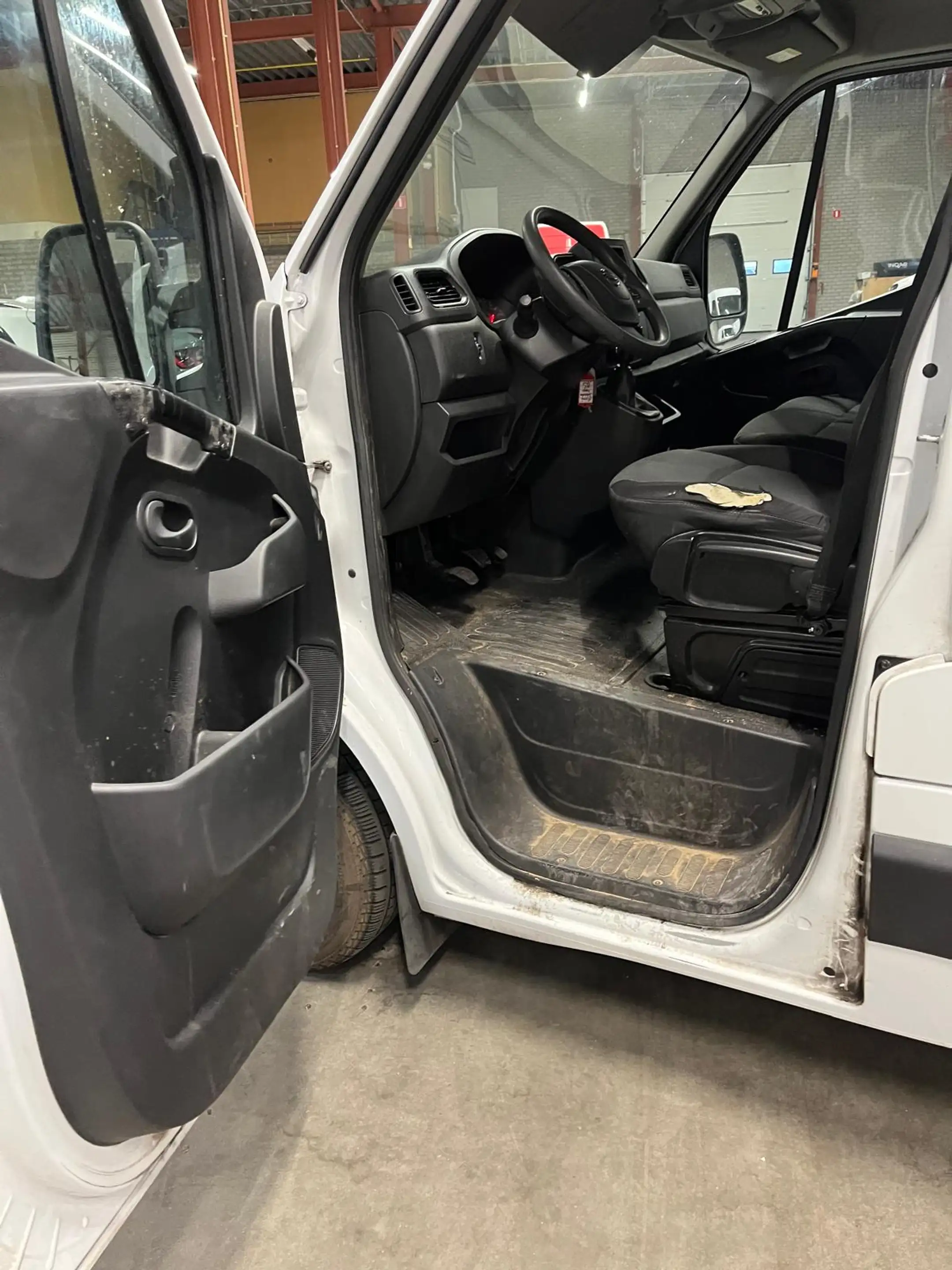 Nissan Interstar 2.3 dCi L2H2 N-Connecta — photo 6