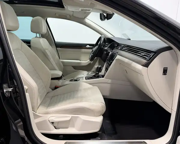 Volkswagen Passat view 9
