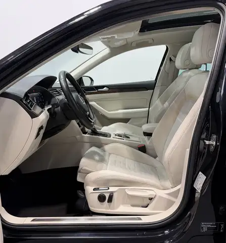 Volkswagen Passat view 8